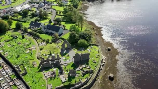 アイルランド ドニゴール州ドニゴール町の歴史的修道院の空中ビュー — ストック動画