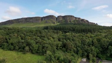 Güzel Binevenagh Dağı Kuzey İrlanda 'da Limavady yakınlarında..