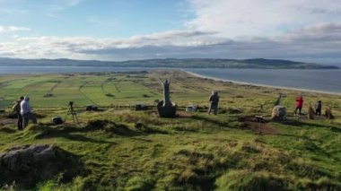 GORTMORE, NORTHERN IRELAND, İngiltere - 18 Eylül 2022: Manannan Mac Lir Heykeli - İrlanda mitolojisinde denizle ilişkili ve sıklıkla bir deniz tanrısı olarak yorumlanan bir savaşçı ve kraldır..