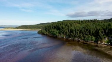 İrlanda 'nın Donegal ilçesindeki Ards Orman Parkı' ndaki plajların hava görüntüsü..