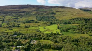 Donegal, İrlanda 'daki Eske Gölü' ndeki tepelerin ve tarlaların havadan görünüşü.