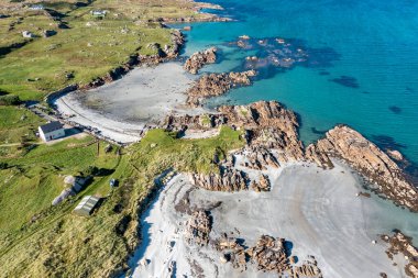 İrlanda Cumhuriyeti 'nin Donegal ilçesindeki Arranmore Adası' ndaki Cloughcorr plajının hava manzarası..