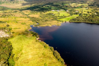 Donegal, İrlanda 'daki Eske Gölü' nün havadan görünüşü