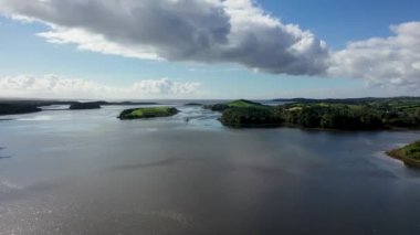 Donegal Town, County Donegal, İrlanda 'daki Ballyboyle Adası' nın hava manzarası.