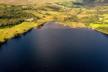 Donegal, İrlanda 'daki Eske Gölü' nün havadan görünüşü