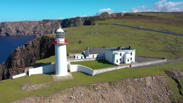爱尔兰多尼加县弗罗莫尔岛灯塔的空中景观 — 图库视频影像