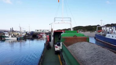 ARRANMORE, İKİ DONEGAL, IRELAND - 31 AĞUSTOS 2022: Burtonport ve Leabgarrow arasındaki kırmızı feribot.
