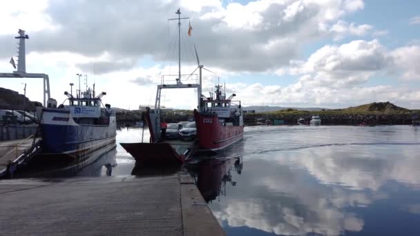 Arranmore County Donegal Ireland August 2022 红色安排的渡船到达伯顿港 — 图库视频影像