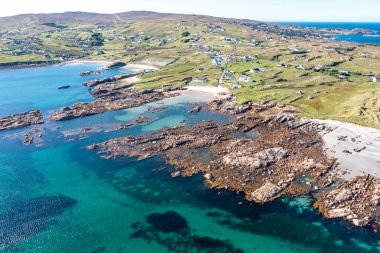 İrlanda Cumhuriyeti 'nin Donegal ilçesindeki Arranmore Adası' ndaki Cloughcorr plajının hava manzarası..