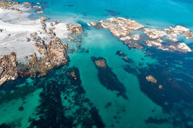 İrlanda Cumhuriyeti 'nin Donegal ilçesindeki Arranmore Adası' ndaki Cloughcorr sahilindeki kayaların hava manzarası..