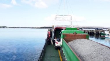ARRANMORE, İKİ DONEGAL, IRELAND - 31 AĞUSTOS 2022: Burtonport ve Leabgarrow arasındaki kırmızı feribot.