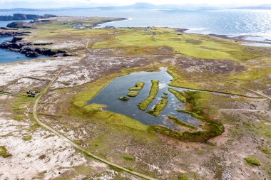 Tory Adası, Donegal İlçesi, İrlanda Cumhuriyeti 'ndeki An Gölü Thuad Gölü' nün havadan görünüşü.