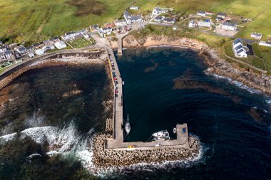 Yerleşkenin havadan görünüşü Tory Adası ve limanındaki Bail Hırsızı veya Batı Kasabası, Donegal İlçesi, İrlanda Cumhuriyeti.