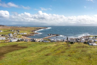 Yerleşkenin havadan görünüşü Tory Adası ve limanındaki Bail Hırsızı veya Batı Kasabası, Donegal İlçesi, İrlanda Cumhuriyeti.