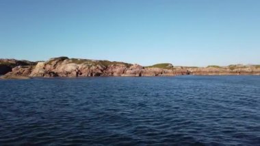 İrlanda Cumhuriyeti 'nin Donegal ilçesindeki Arranmore Adası' ndaki Clouhhcorr plajından Inishkeeragh Adası 'nın havadan görünüşü.