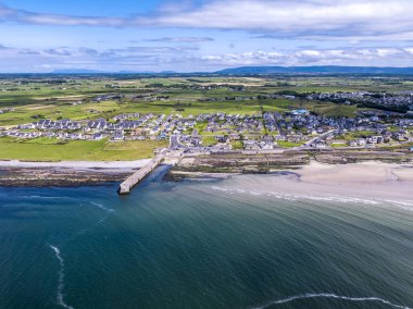 Inishcrone 'un hava görüntüsü, Enniscrone County Sligo, İrlanda.