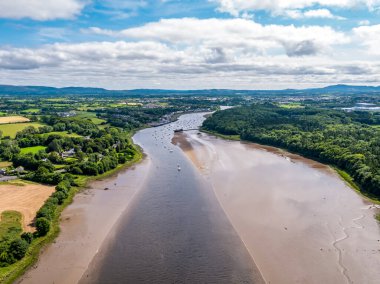 İlçe Mayo 'daki Ballina' da Moy nehrinin havadan görünüşü - İrlanda Cumhuriyeti.