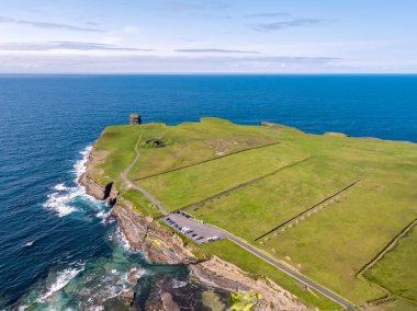 Downpatrick 'teki Dun Briste deniz değneğinin havadan görünüşü, İlçe Mayo - İrlanda Cumhuriyeti.