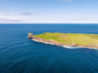 Downpatrick 'teki Dun Briste deniz değneğinin havadan görünüşü, İlçe Mayo - İrlanda Cumhuriyeti.