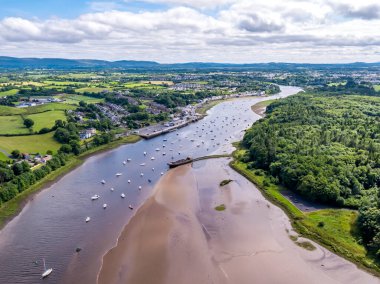 İlçe Mayo 'daki Ballina' da Moy nehrinin havadan görünüşü - İrlanda Cumhuriyeti.