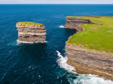 Downpatrick 'teki Dun Briste deniz değneğinin havadan görünüşü, İlçe Mayo - İrlanda Cumhuriyeti.