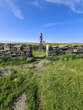 BALLYCASTLE, COUNTY MAYO, IRELAND REKLİĞİ - 15 Temmuz 2022: Aziz Patrick heykeli Downpatrick 'in başında duruyor..