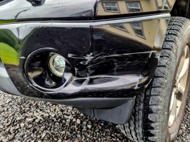 Ön ışıklarda siyah bir araba, kaza.