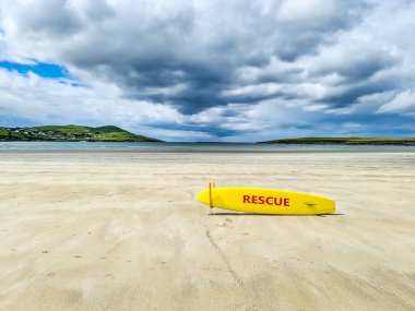 Narin Plajı 'nda sarı sahil güvenlik sörf tahtası Portnoo, County Donegal - İrlanda.