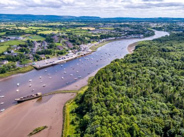 İlçe Mayo 'daki Ballina' da Moy nehrinin havadan görünüşü - İrlanda Cumhuriyeti.