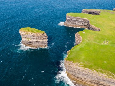 Downpatrick 'teki Dun Briste deniz değneğinin havadan görünüşü, İlçe Mayo - İrlanda Cumhuriyeti.