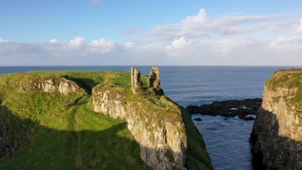 Zamek Dunseverick Znajduje Się Zachód Miejscowości Dunseverick Hrabstwie Antrim Irlandii — Wideo stockowe