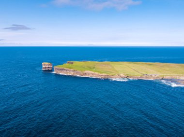 Downpatrick 'teki Dun Briste deniz değneğinin havadan görünüşü, İlçe Mayo - İrlanda Cumhuriyeti.