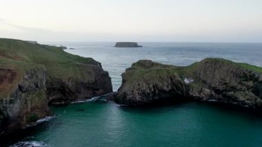 Carrick-a-Rede Halat Köprüsü, County Antrim 'deki Ballintoy yakınlarında. Carrickarede adasını birbirine bağlıyor. Hayır İrlanda, İngiltere.