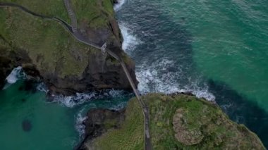 Carrick-a-Rede Halat Köprüsü, County Antrim 'deki Ballintoy yakınlarında. Carrickarede adasını birbirine bağlıyor. Hayır İrlanda, İngiltere.