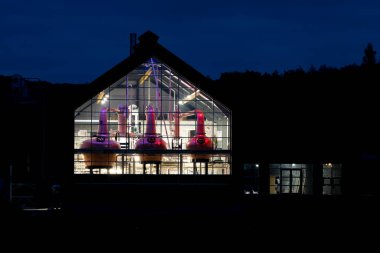 ARDARA, COUNTY DONEGAL, IRELAND - 13 Ekim 2021: Ardara damıtma fabrikası üretime hazırlanıyor.