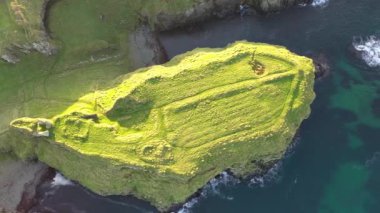 Dunseverick Şatosu, Kuzey İrlanda 'nın Antrim ilçesindeki Dunseverick köyünün batısında yer almaktadır.