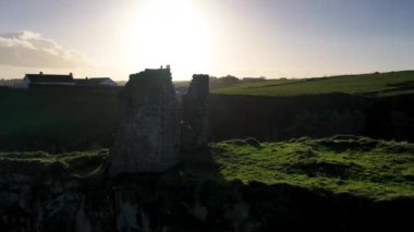 Dunseverick Şatosu, Kuzey İrlanda 'nın Antrim ilçesindeki Dunseverick köyünün batısında yer almaktadır.