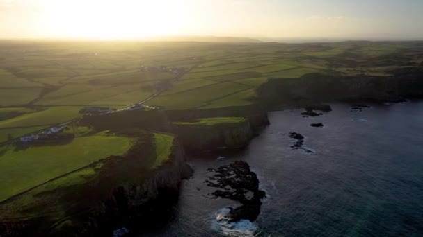 Αεροφωτογραφία Του Dunseverick Στην Κομητεία Antrim Στη Βόρεια Ιρλανδία — Αρχείο Βίντεο