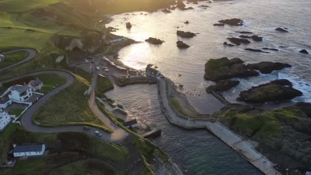 Aerial View Ballintoy Harbour Giants Causeway County 북아일랜드 — 비디오