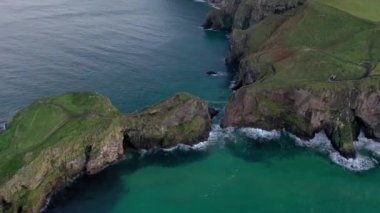 Carrick-a-Rede Halat Köprüsü, County Antrim 'deki Ballintoy yakınlarında. Carrickarede adasını birbirine bağlıyor. Hayır İrlanda, İngiltere.