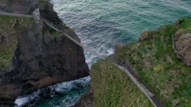 Carrick-a-Rede Halat Köprüsü, County Antrim 'deki Ballintoy yakınlarında. Carrickarede adasını birbirine bağlıyor. Hayır İrlanda, İngiltere.