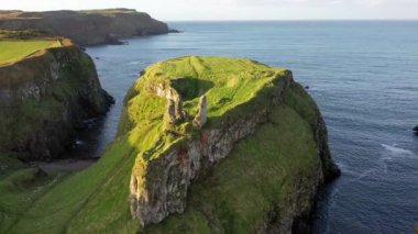 Dunseverick Şatosu, Kuzey İrlanda 'nın Antrim ilçesindeki Dunseverick köyünün batısında yer almaktadır.
