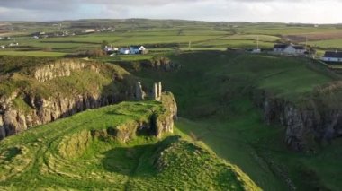 Dunseverick Şatosu, Kuzey İrlanda 'nın Antrim ilçesindeki Dunseverick köyünün batısında yer almaktadır.