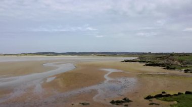 Donegal 'de Ardara ile Portnoo arasındaki Sheskinmore Doğa Koruma Alanı' nda Carn sahilinin derinliklerine uçuyor.