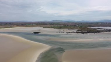 Donegal 'de Ardara ile Portnoo arasındaki Sheskinmore Doğa Koruma Alanı' ndaki Carn Sahili - İrlanda