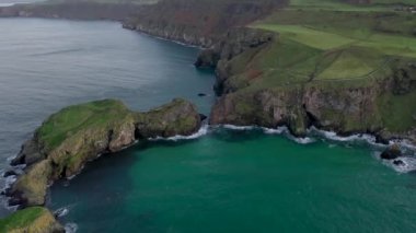 Carrick-a-Rede Halat Köprüsü, County Antrim 'deki Ballintoy yakınlarında. Carrickarede adasını birbirine bağlıyor. Hayır İrlanda, İngiltere.