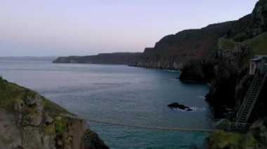 Carrick-a-Rede Halat Köprüsü, County Antrim 'deki Ballintoy yakınlarında. Carrickarede adasını birbirine bağlıyor. Hayır İrlanda, İngiltere.