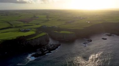 Kuzey İrlanda 'nın Antrim ilçesindeki Dunseverick' in hava görüntüsü.