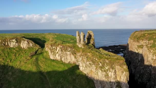 Zamek Dunseverick Znajduje Się Zachód Miejscowości Dunseverick Hrabstwie Antrim Irlandii — Wideo stockowe