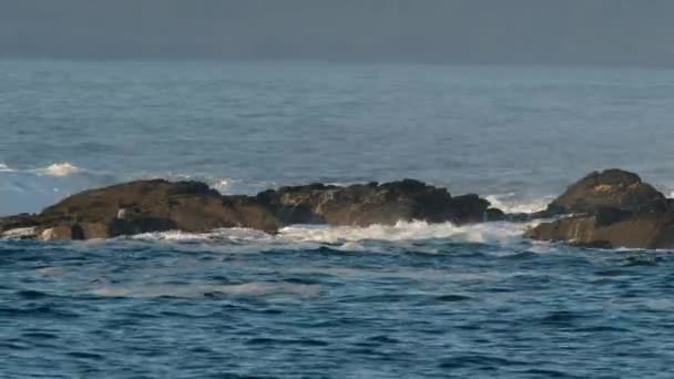进入爱尔兰多纳加县波尔诺的大西洋海浪 — 图库视频影像